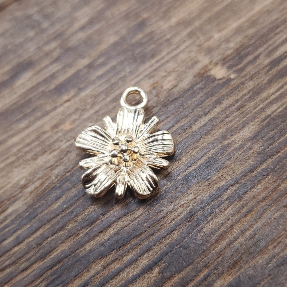 Blooming poinsettia charm P105